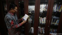 Fadel menyempatkan membaca buku disela-sela waktu kosong.