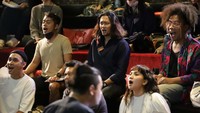 Sejak pertengahan Maret hingga akhir April 2021, para peserta terpilih dalam program yang dipersembahkan oleh www.indonesiakaya.com bekerja sama dengan Garin Nugroho dan kelompok Teater Musikal Nusantara (Teman) ini, telah mengikuti workshop vokal, tari dan akting di Galeri Indonesia Kaya.