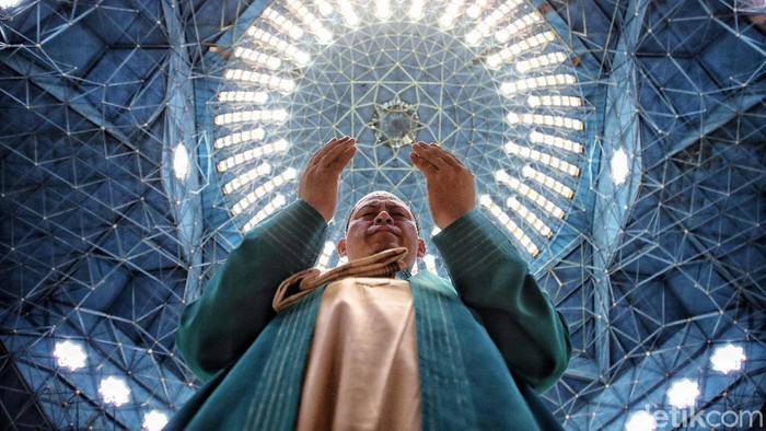 Mengenal Ustadz Madinah, Imam Besar Masjid Jakarta Islamic Center Ustadz Muhammad Madinah Mulki adalah salah satu imam di Jakarta Islamic Center, Jakarta Utara. Yuk kita lihat aktivitasnya selama Ramdhan ini.