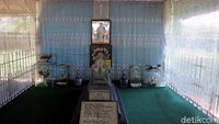 Hadi menyebut Sosrokartono memahami keinginan adiknya Kartini untuk mengubah adat yang berabad-abad membelenggu perempuan. Sosrokartono pun selalu berusaha menjaga agar api dan semangat adiknya tidak pernah padam.