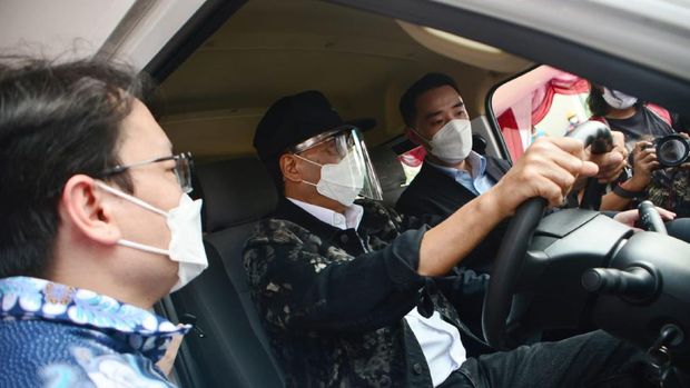 Menhub Budi Karya melihat langsung DFSK Gelora E di IIMS 2021