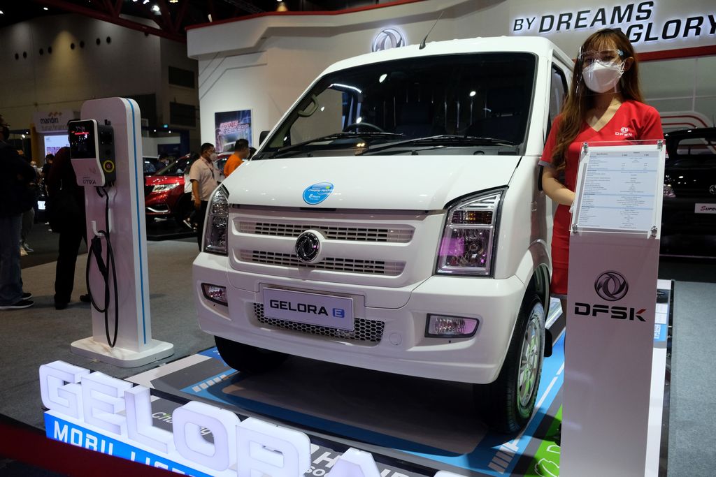 Menhub Budi Karya melihat langsung DFSK Gelora E di IIMS 2021
