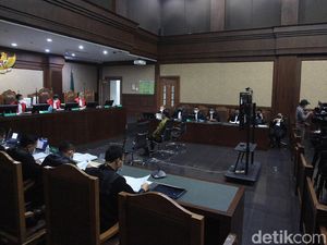 Hakim Cecar Anak Buah Juliari soal Teknis Lobi Vendor-Aliran Dana Bansos