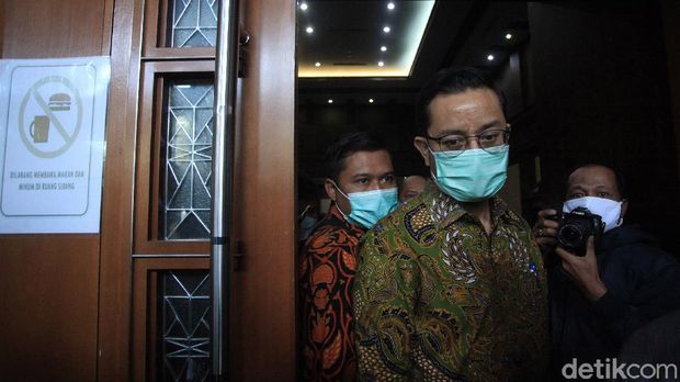 Mantan Menteri Sosial (Mensos) Juliari Peter Batubara menjalani sidang perdana kasus korupsi Bansos. Juliari Batubara didakwa menerima uang suap Rp 32,4 miliar.