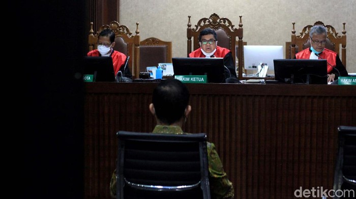 Momen Eks Mensos Juliari Didakwa Terima Suap Bansos Mantan Menteri Sosial (Mensos) Juliari Peter Batubara menjalani sidang perdana kasus korupsi Bansos. Juliari Batubara didakwa menerima uang suap Rp 32,4 miliar.