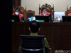 Peringatan Keras Hakim ke Juliari: Jangan Coba Suap Perkara Bansos!