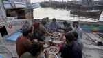 Potret Nelayan Pakistan Saat Buka Puasa di Atas Kapal