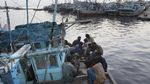 Potret Nelayan Pakistan Saat Buka Puasa di Atas Kapal