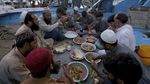 Potret Nelayan Pakistan Saat Buka Puasa di Atas Kapal