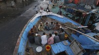 Nelayan berbuka puasa di atas galangan kapal di Karachi, Pakistan, Selasa (20/4/2021) waktu setempat.  
