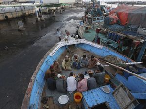 Potret Nelayan Pakistan Saat Buka Puasa di Atas Kapal