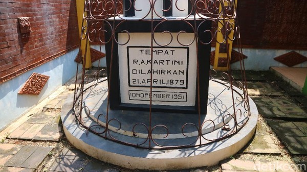 Juru pemelihara monumen ari-ari Kartini, Bang Tigor Sitegar, mengatakan di monumen dulunya merupakan tempat RA Kartini dilahirkan. Dia bilang monumen itu merupakan rumah RA Kartini. Juru pemelihara monumen ari-ari Kartini, Bang Tigor Sitegar, mengatakan di monumen dulunya merupakan tempat RA Kartini dilahirkan. Dia bilang monumen itu merupakan rumah RA Kartini.