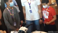 Motor Mercusuar itu sempat mencuri perhatian Menteri Pariwisata dan Ekonomi Kreatif Sandiaga Uno. Sandiaga Uno dan putranya Sulaiman sempat berkunjung ke arena IIMS Hybrid pada Minggu (18/4) lalu. Ia sempat mendatangi sembari melihat-lihat hasil karya garapan siswa SMK Mercusuar tersebut. Foto: Ridwan Arifin/detikOto