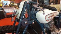 Motor ini mendapatkan finishing rangka berwarna biru dongker, dengan tangki warna putih. Foto: Ridwan Arifin/detikOto