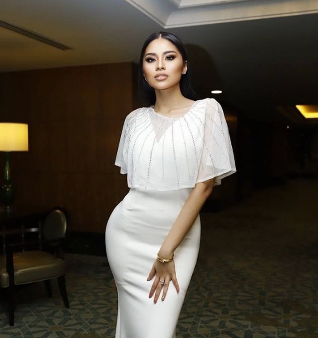 Nadira Isaac terlihat mengenakan gaun putih dengan aksen cape transparan. Gaun berpotongan mermaid tersebut memiliki siluet yang membentuk lekuk tubuh. Foto: Instagram