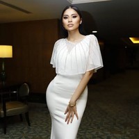 Nadira Isaac terlihat mengenakan gaun putih dengan aksen cape transparan. Gaun berpotongan mermaid tersebut memiliki siluet yang membentuk lekuk tubuh. Foto: Instagram