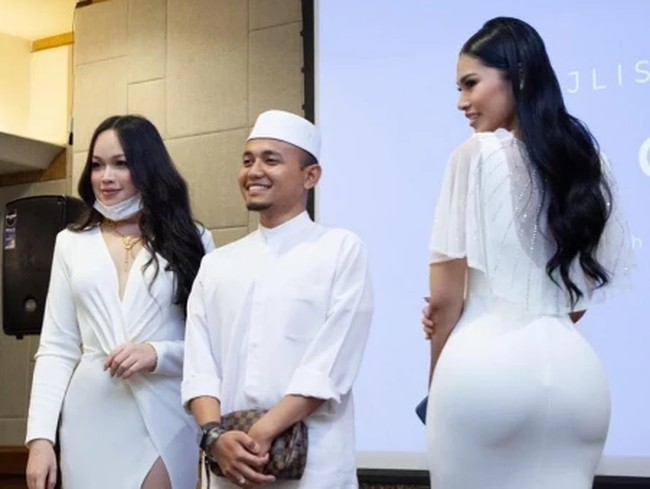 Momen yang sempat diunggah Nadira Isaac --dan kini sudah dihapus-- salah satu selebgram dalam foto tersebut menuai kritikan netizen. Mereka menyebut busana dua selebgram tersebut seksi dan mengumbar aurat. Foto: Instagram