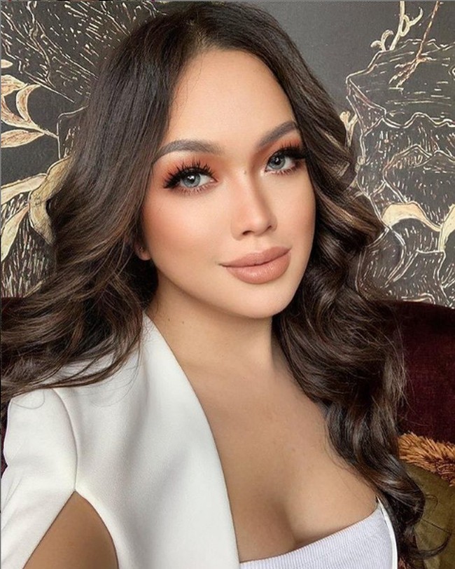 Ustaz PU Amin pun melakukan pembelaan atas beredarny foto tersebut. Dia merasa tidak melakukan sesuatu yang salah ataupun tidak pantas. Sebab ia hanya memasang pose senyum dengan diapit dua selebgram tersebut. Jarak mereka pun tak berdekatan. Foto: Instagram