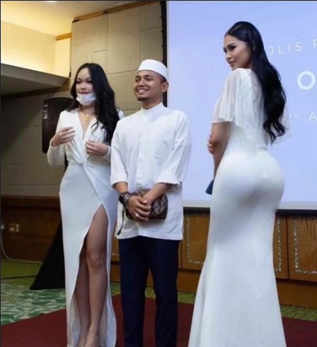 Ustaz bernama PU Amin dikecam netizen Malaysia karena foto bersama dua selebgram yang mengenakan busana seksi. Foto tersebut dinilai tak pantas. Foto: Instagram