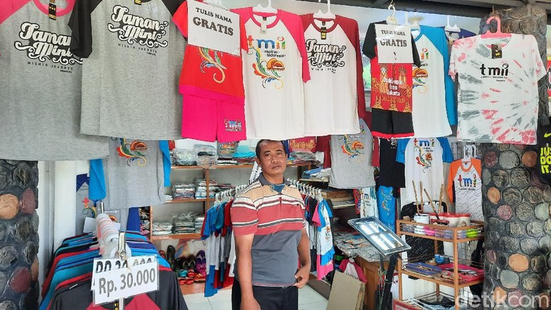 Pedagang di TMII Pedagang di TMII