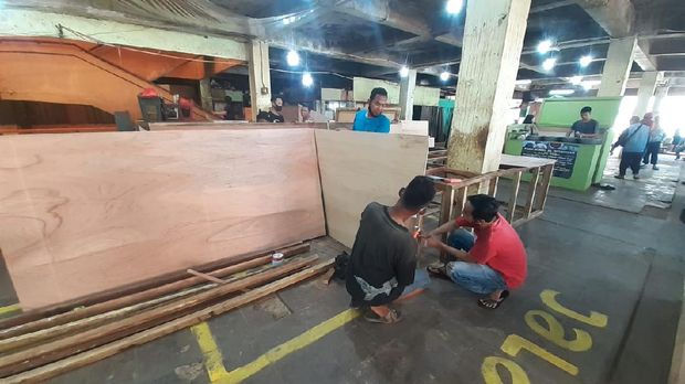 Pedagang korban kebakaran Pasar Minggu mulai menempati tempat relokasi sementara.