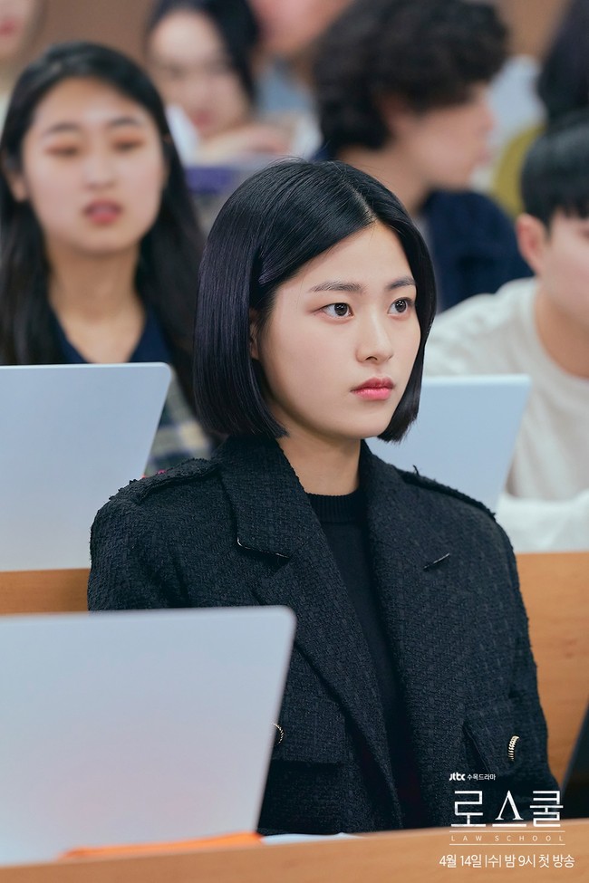 Lee Soo Kyung mencuri perhatian sebagai Sol B, mahasiswa cantik yang berasal dari keluarga kaya di Law School. Aktris kelahiran 1996 ini sempat menjadi pemeran pendukung Reply 1988 sebagai pacar dari Sung No Eul (pemain Choi Sung Won). Foto: dok JTBC