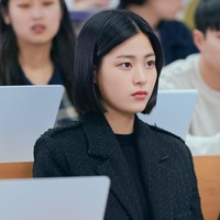 Lee Soo Kyung mencuri perhatian sebagai Sol B, mahasiswa cantik yang berasal dari keluarga kaya di Law School. Aktris kelahiran 1996 ini sempat menjadi pemeran pendukung Reply 1988 sebagai pacar dari Sung No Eul (pemain Choi Sung Won). Foto: dok JTBC