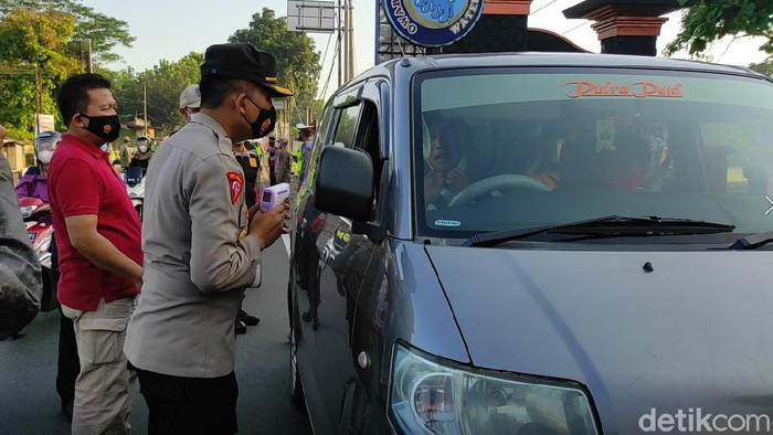 Pemeriksaan pengendara di perbatasan Jompo Purbalingga, Rabu (21/4/2021).