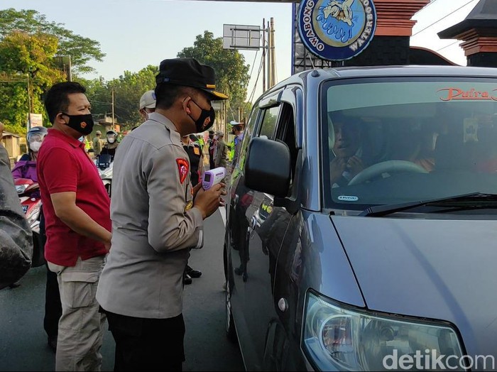 Pemeriksaan pengendara di perbatasan Jompo Purbalingga, Rabu (21/4/2021).