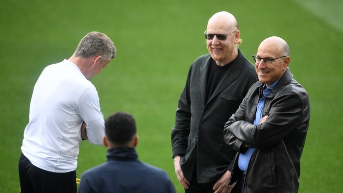 BARCELONA, SPAIN - APRIL 15: Ole Gunnar Solskjaer, Manager of Manchester United speaks to Avram Glazer, owner of Manchester United prior to a training session ahead of their second leg in the UEFA Champions League Quarter Final match against FC Barcelona at Camp Nou on April 15, 2019 in Barcelona, Spain. (Photo by Michael Regan/Getty Images)