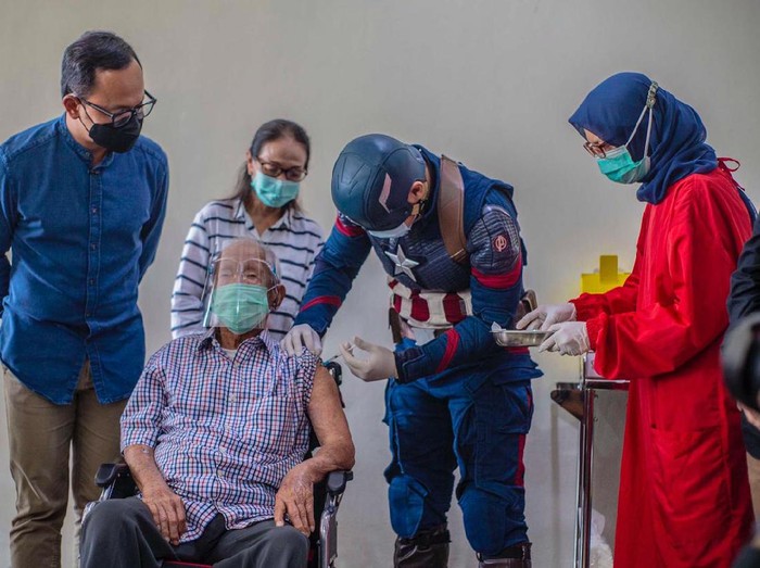 Lansia berusia 104 tahun di Kota Bogor disuntik vaksin oleh tokoh superhero Captain America.