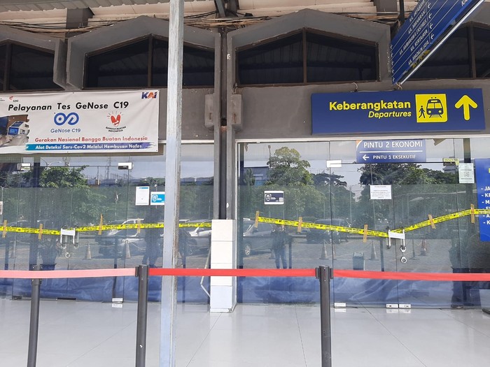 Penampakan Plafon Stasiun Pasar Turi usai Runtuh