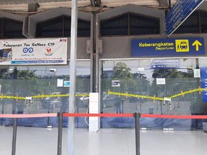 Penampakan Plafon Stasiun Pasar Turi Usai Runtuh