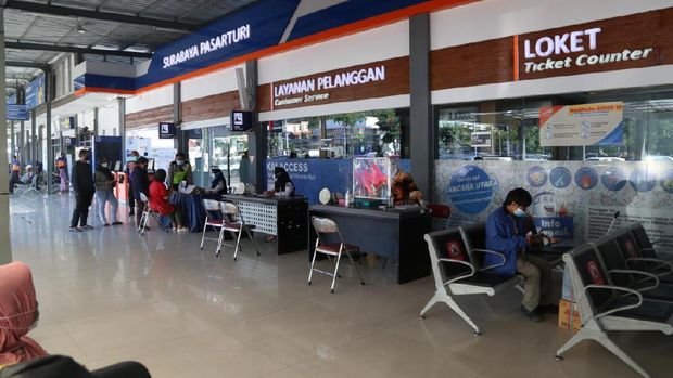Penampakan Plafon Stasiun Pasar Turi usai Runtuh