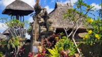 Hiasan Penjor di depan rumah