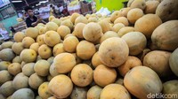 Buah segar tersebut didatangkan dari sejumlah sentra pertanian di Jawa Timur seperti dari Situbondo.