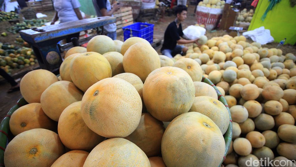 Penjualan buah melon selama Ramadhan ini meningkat. Seperti terlihat di Pasar Induk Kramat Jati, Jakarta.