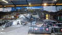 Diketahui, plafon pintu masuk 2  2 ekonomi di Stasiun Pasar Turi ambruk pada Selasa (20/4) malam kemarin.