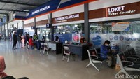 Sedangkan, ruang tunggu untuk pelanggan KA Ekonomi untuk sementara dipindahkan ke ruang tunggu eksekutif. Untuk pelayanan GeNose C19, jelas dia, yang sebelumnya berada di area ruang tunggu ekonomi Stasiun Surabaya Pasar Turi, saat ini telah dilakukan relokasi di area dekat customer service.