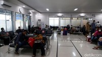 Meski begitu, pelayanan di Stasiun Pasar Turi hari ini tetap berjalan dengan normal. Manajer Humas Daop 8 Surabaya, Luqman Arif mengaku lokasi runtuhnya plafon saat ini sudah ditutup dan disterilkan dari aktivitas penumpang. Puing-puing runtuhan juga telah dibersihkan.