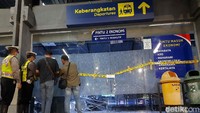 Garis polisi terpasang di area lokasi ambruknya plafon di Stasiun Pasar Turi, Surabaya, Rabu (21/4/2021).