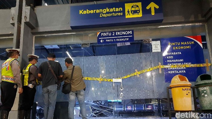 Plafon Stasiun Pasar Turi Ambruk, Lokasi Kejadian Digaris Polisi Plafon pintu masuk 2 ekonomi di Stasiun Pasar Turi ambruk pada Selasa (20/4) malam kemarin. Garis polisi tampak terpasang di area lokasi ambruknya plafon.