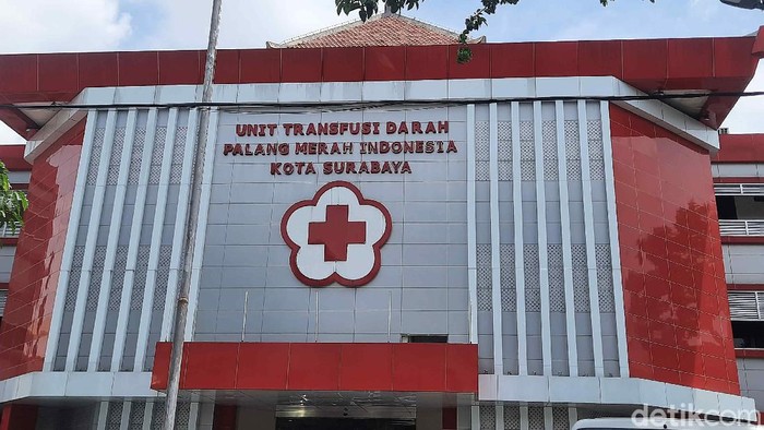 Stok sel darah merah di PMI Surabaya saat ini tengah menipis. Sebab saat ini Bulan Ramadhan dan banyak warga yang divaksin, sehingga belum bisa donor darah.