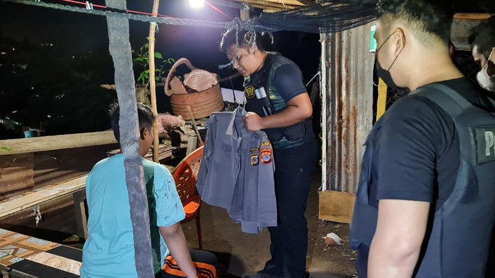 Polres Bitung tangkap polwan gadungan yang pamer kemesraan dengan pasangan sesama jenisnya di medsos