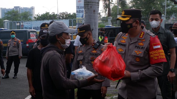 Polres Jakpus bagi-bagi takjil ke tunawisma