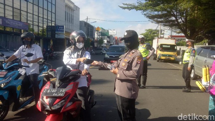 Polwan membagikan bunga di Banjar dalam peringatan hari Kartini