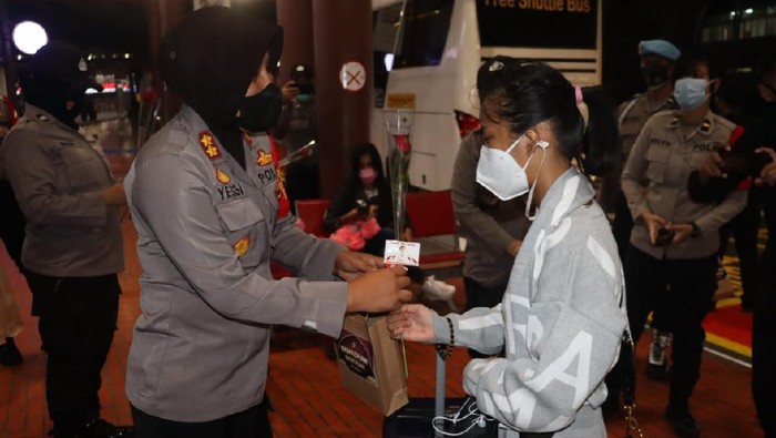 Polwan Polres Bandara soekarno-Hatta turun bagi-bagi menu sahur di Hari Kartini