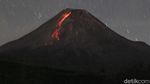 Potret Gunung Merapi Luncurkan Lava Pijar
