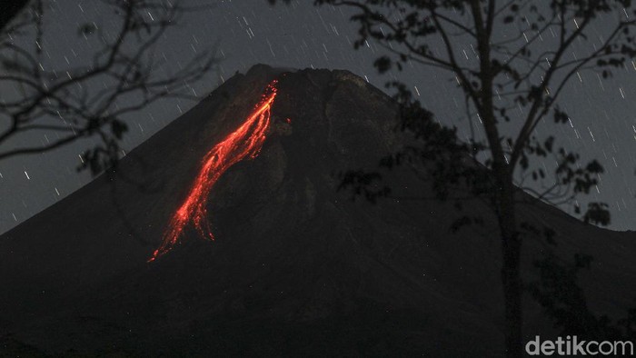 Gunung Merapi di Yogyakarta kembali mengeluarkan lava pijar. Lava pijar meluncur sejauh  1.000 meter ke arah barat daya.
