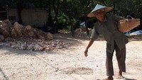 Panas matahari terasa sangat menyengat saat mereka bekerja memecah batu.
